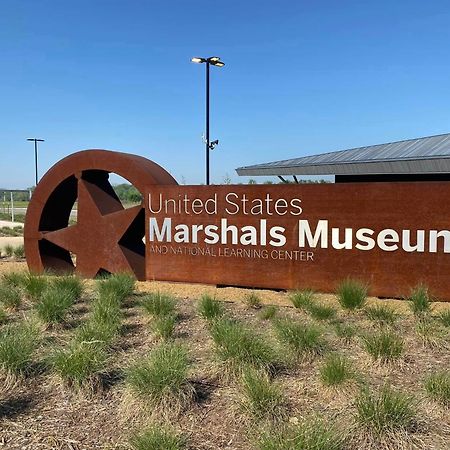 Old Fort Loft King & Queen Suites Nearest Accomodation To Marshals Museum Power Your Ev For Free! ฟอร์ตสมิธ ภายนอก รูปภาพ