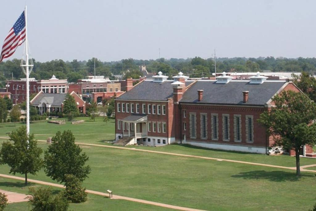 Old Fort Loft King & Queen Suites Nearest Accomodation To Marshals Museum Power Your Ev For Free! ฟอร์ตสมิธ ภายนอก รูปภาพ